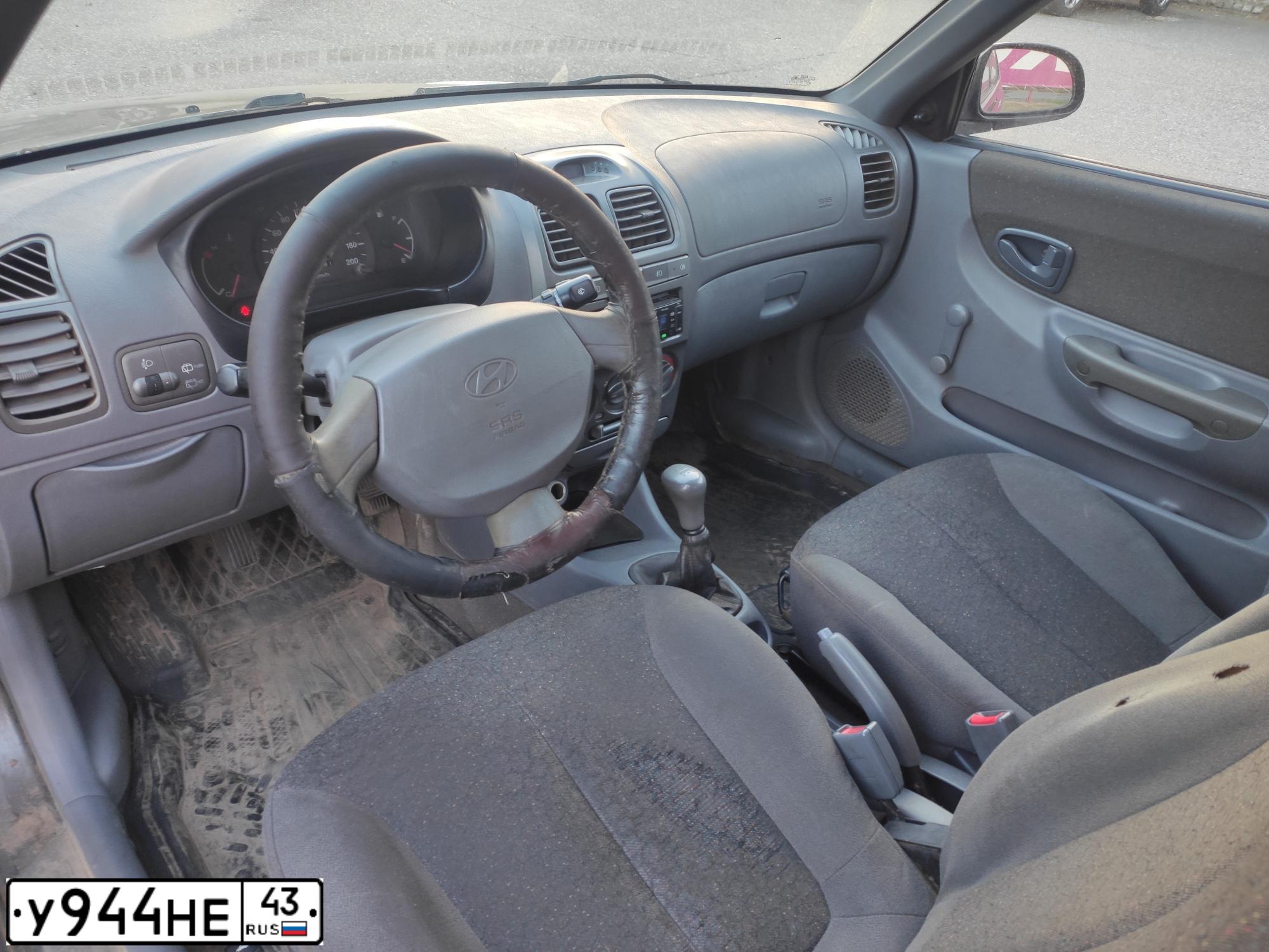 Фото автомобиля HYUNDAI ACCENT 1 3 I, 2001 — госномер Е668ЕН11. Цвет: СЕРЫЙ