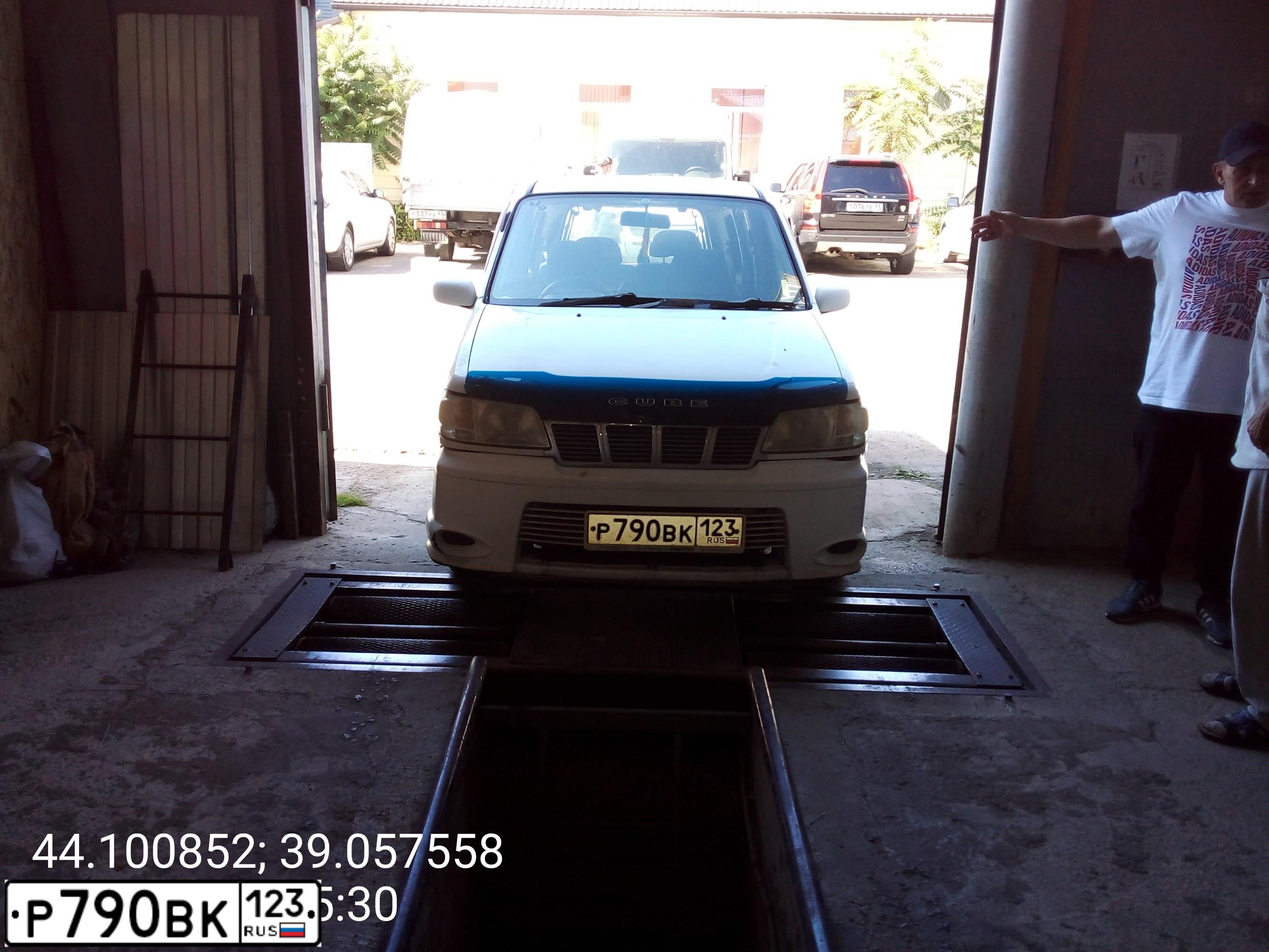 Фото автомобиля NISSAN CUBE, 2001 — госномер А490МТ761