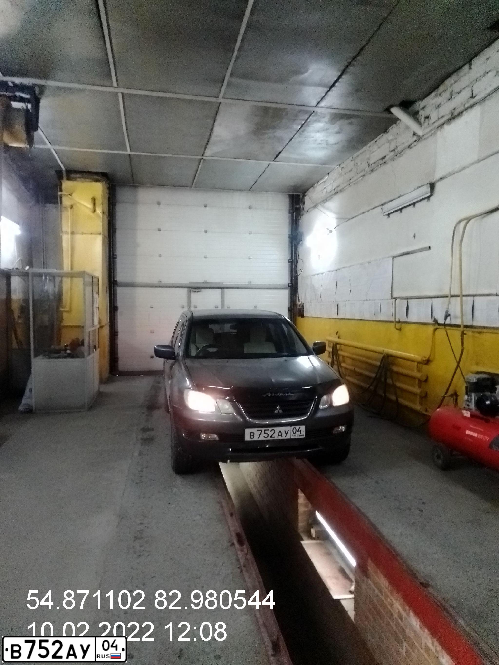 Фото автомобиля MITSUBISHI AIRTREK, 2001 — госномер В752АУ04