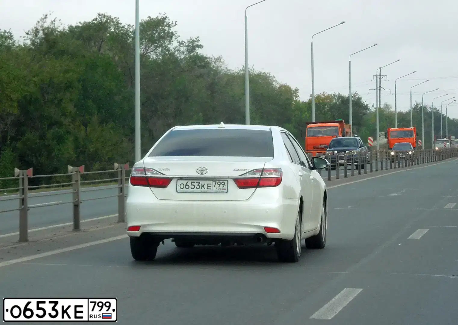 Фото автомобиля TOYOTA CAMRY, 2016 — госномер О653КЕ799. Цвет: БЕЛЫЙ ПЕРЛАМУТР