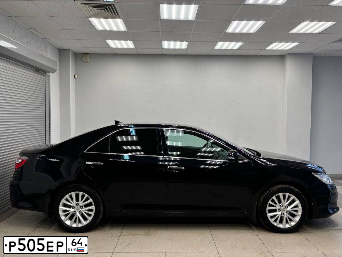 Фото автомобиля TOYOTA CAMRY, 2015 — госномер К001УО164. Цвет: ЧЕРНЫЙ МЕТАЛЛИК