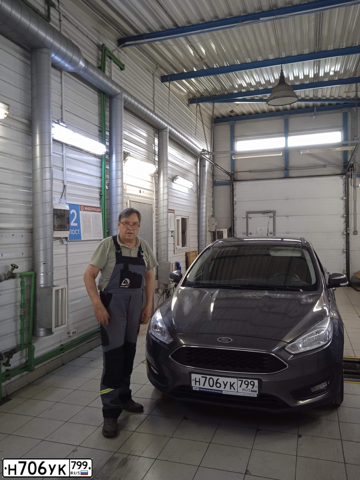 Фото автомобиля FORD FOCUS, 2018 — госномер Н706УК799. Цвет: серо - коричневый