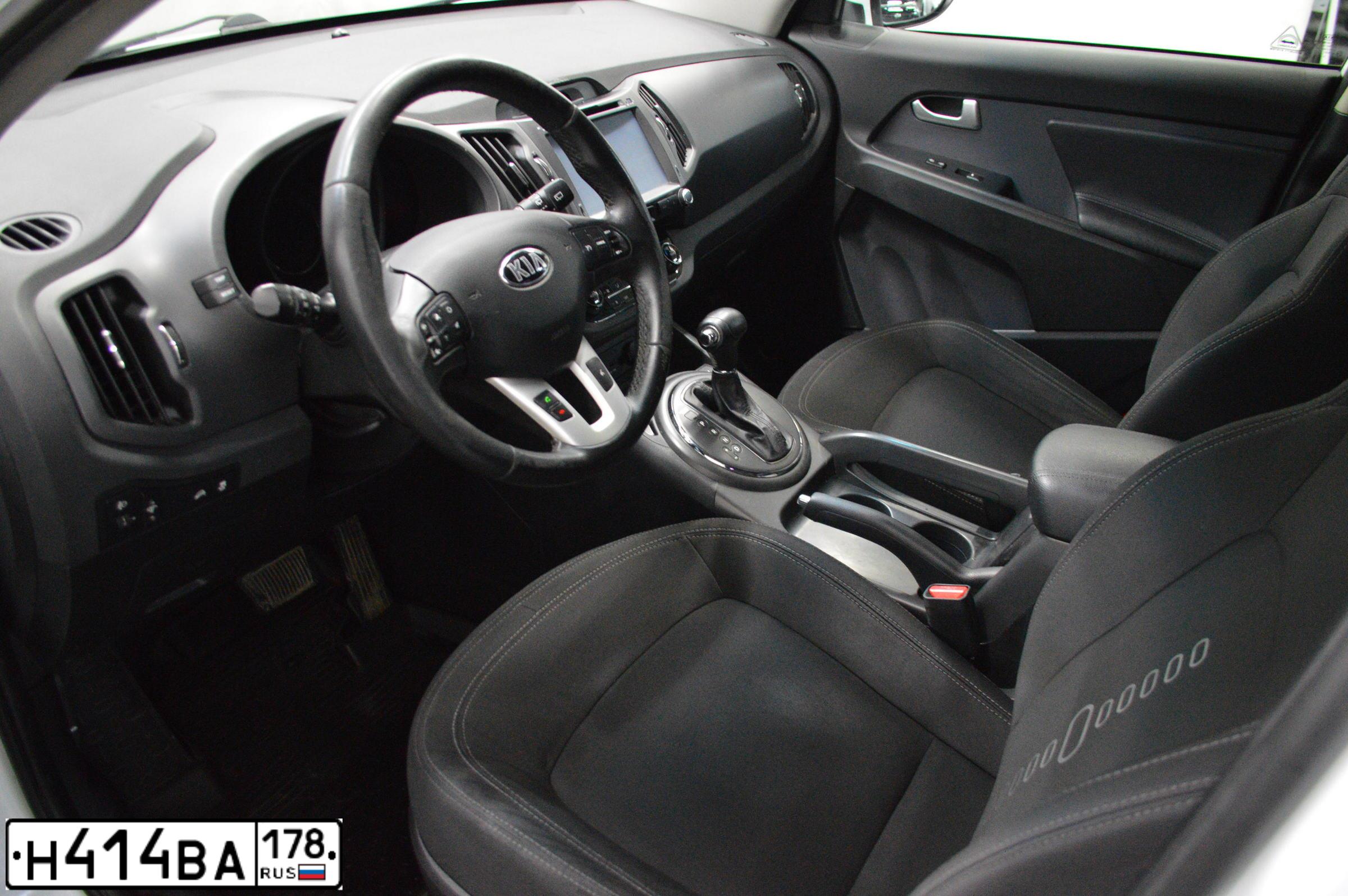 Фото автомобиля KIA SPORTAGE, 2012 — госномер Н414ВА178. Цвет: БЕЛЫЙ