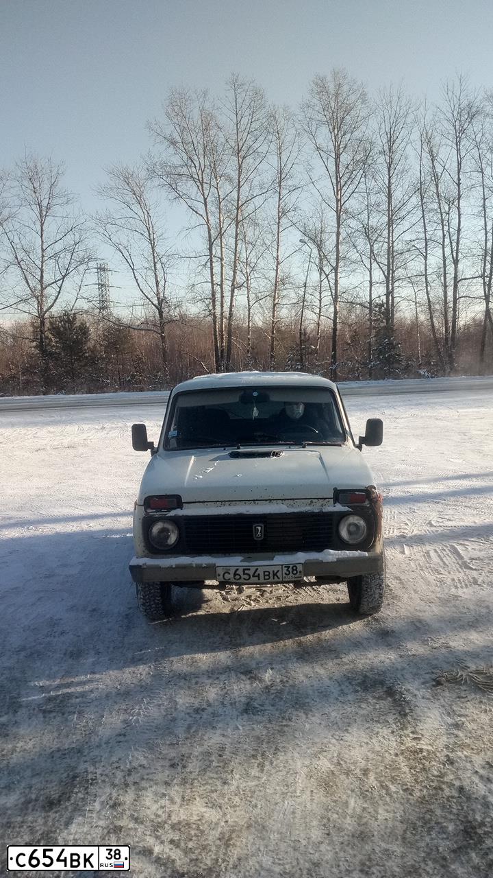Фото автомобиля VAZ 2121 NIVA, 1997 — госномер С654ВК38. Цвет: ВИШНЕВЫЙ