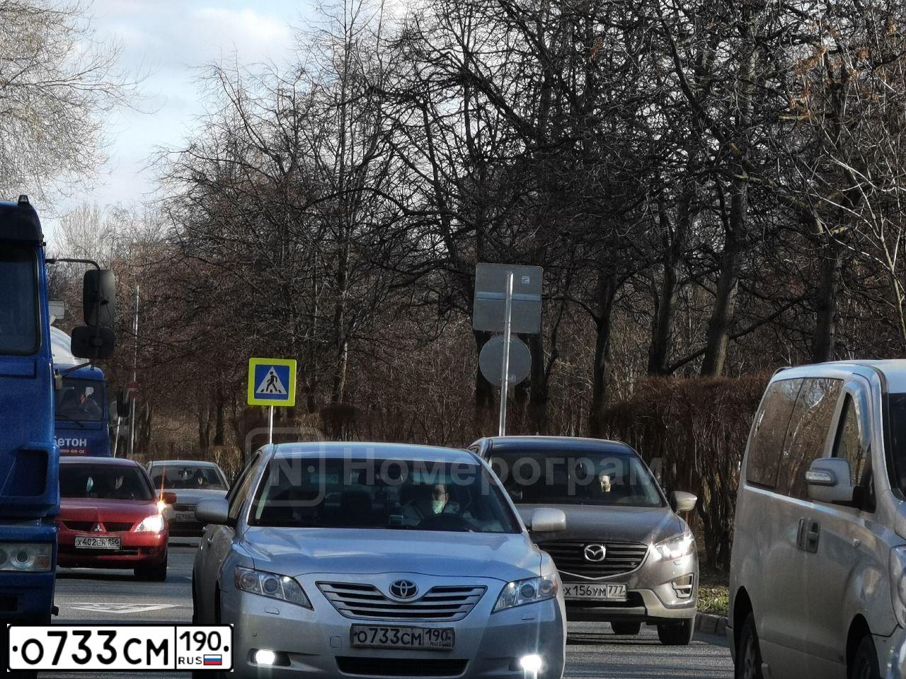 Фото автомобиля TOYOTA CAMRY, 2008 — госномер О733СМ190. Цвет: СЕРЫЙ
