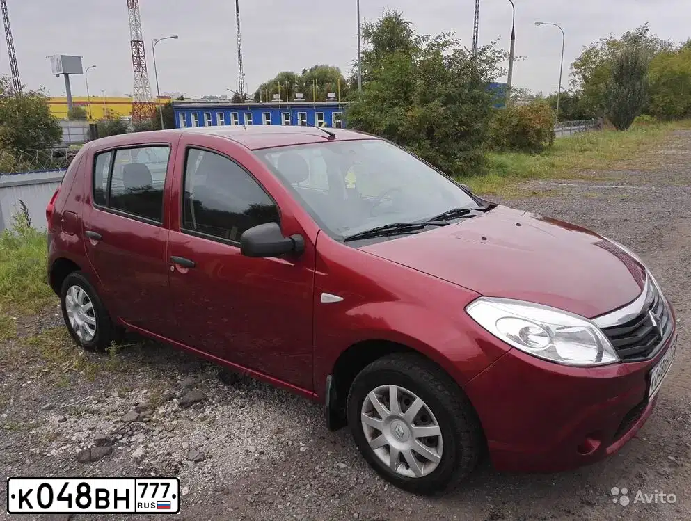 Фото автомобиля RENAULT SANDERO, 2014 — госномер К048ВН777. Цвет: Красный