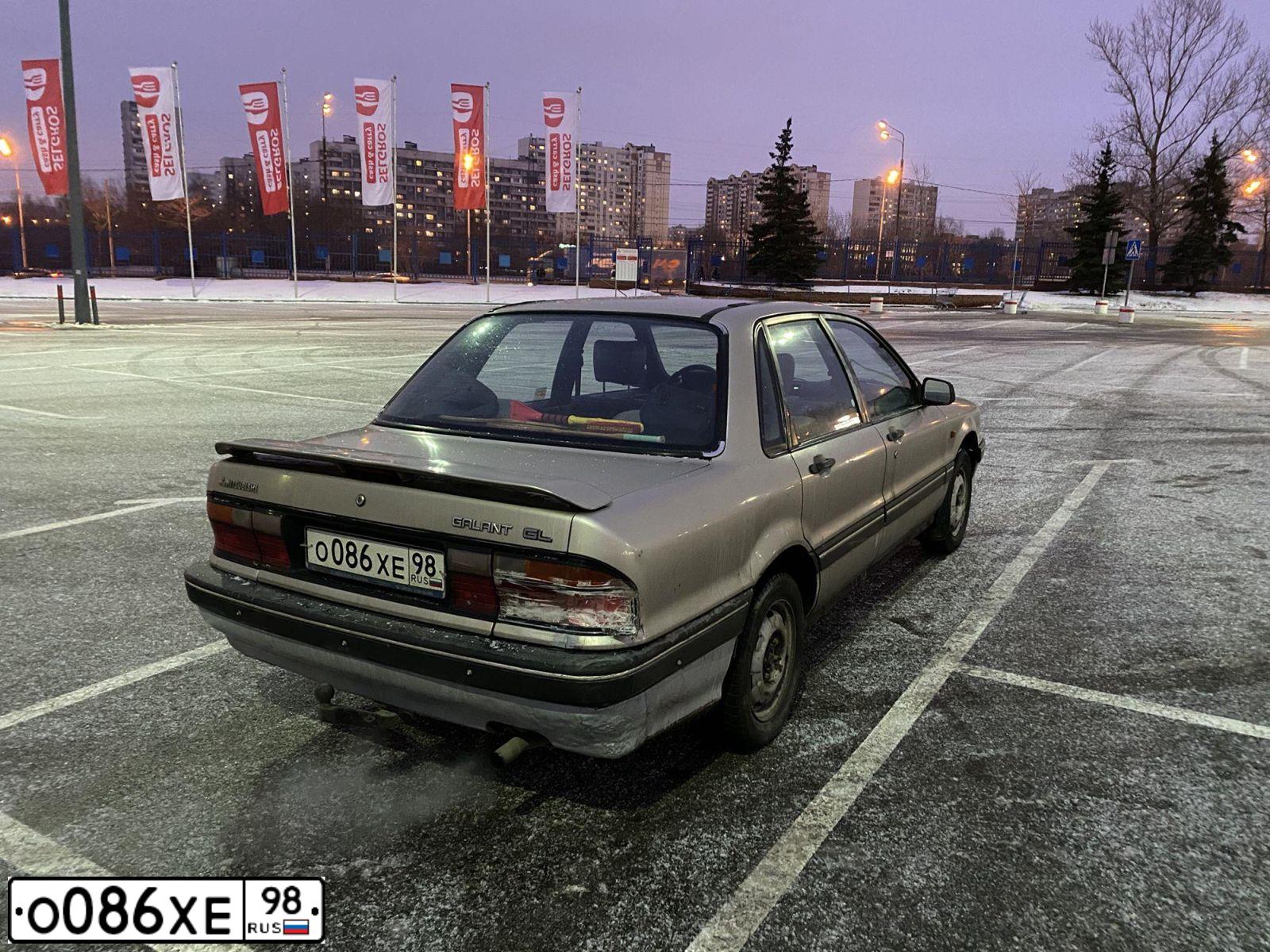 Фото автомобиля MITSUBISHI GALANT, 1988 — госномер О086ХЕ98. Цвет: БЕЛО-СЕРЫЙ