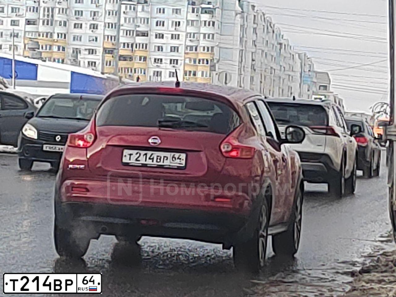 Фото автомобиля NISSAN JUKE, 2013 — госномер Т214ВР64. Цвет: Красный