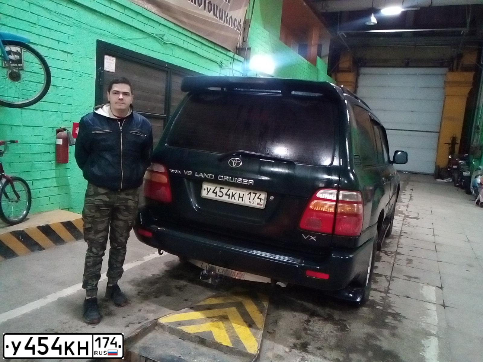 Фото автомобиля TOYOTA LAND CRUISER 100, 1998 — госномер С757УЕ196