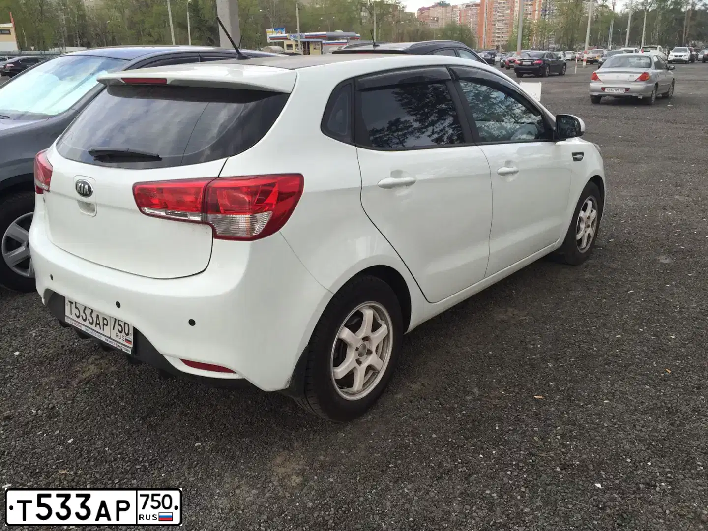 Фото автомобиля KIA RIO, 2015 — госномер Т533АР750. Цвет: БЕЛЫЙ