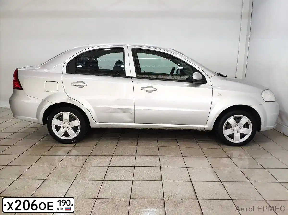 Фото автомобиля CHEVROLET AVEO, 2011 — госномер В308ХР750. Цвет: Серебристый