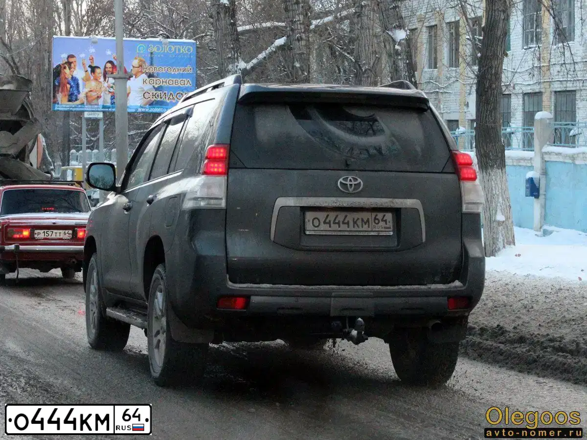 Фото автомобиля TOYOTA LANDCRUISER, 2010 — госномер О444КМ64. Цвет: СЕРЫЙ