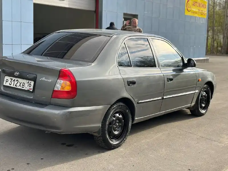 Фото автомобиля HYUNDAI ACCENT, 2004 — госномер Т225КУ18. Цвет: СЕРЫЙ