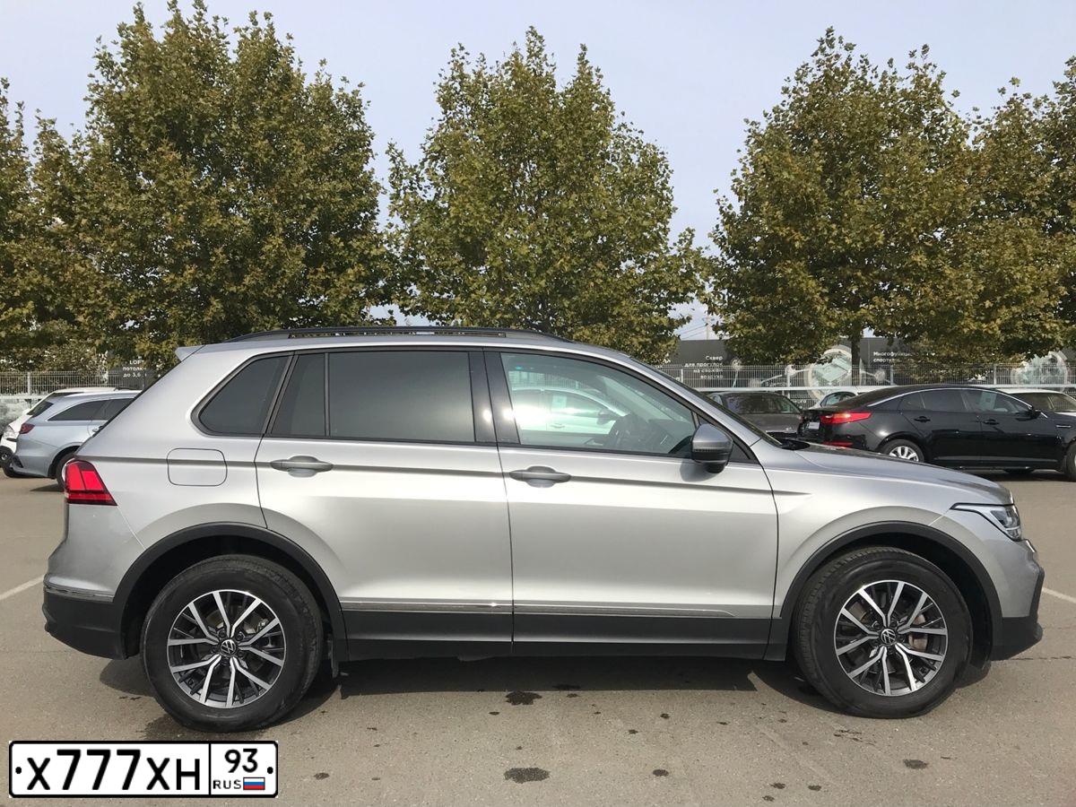 Фото автомобиля VOLKSWAGEN TIGUAN, 2021 — госномер Р055ТР193. Цвет: СЕРЫЙ