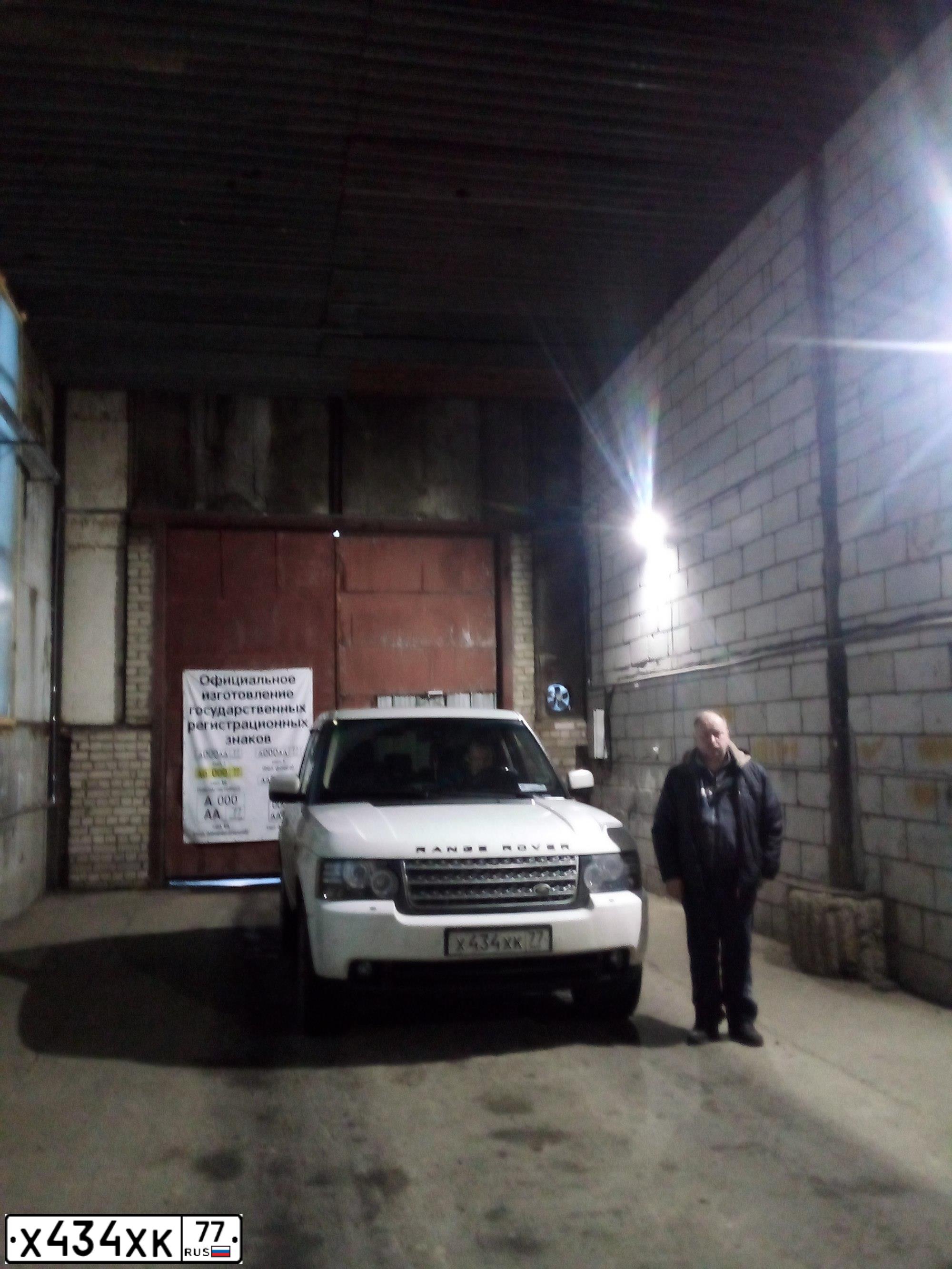Фото автомобиля LANDROVER RANGE ROVER, 2012 — госномер А925КК761. Цвет: Белый