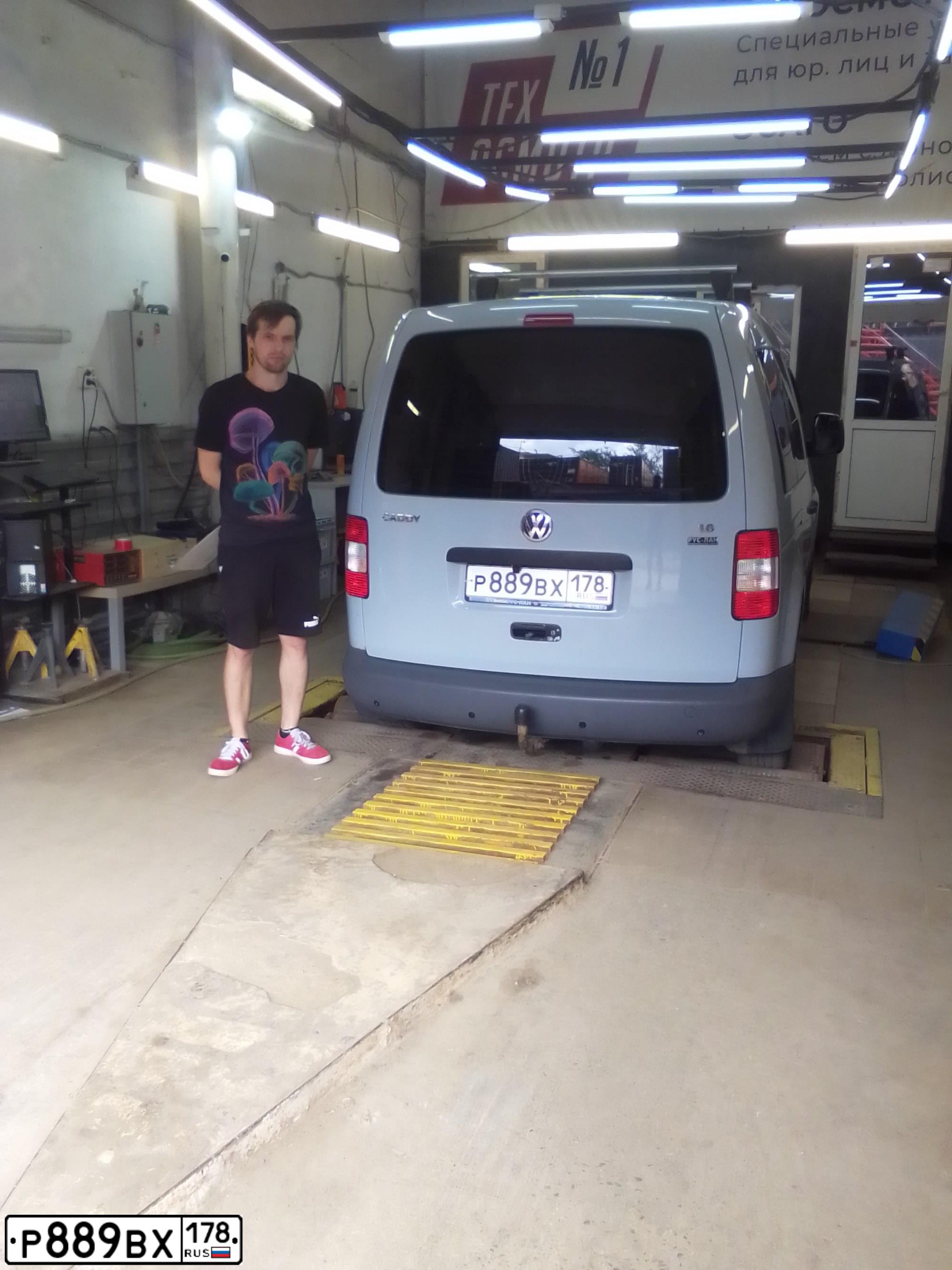 Фото автомобиля VOLKSWAGEN CADDY, 2008 — госномер Х252ТО790. Цвет: СЕРЫЙ