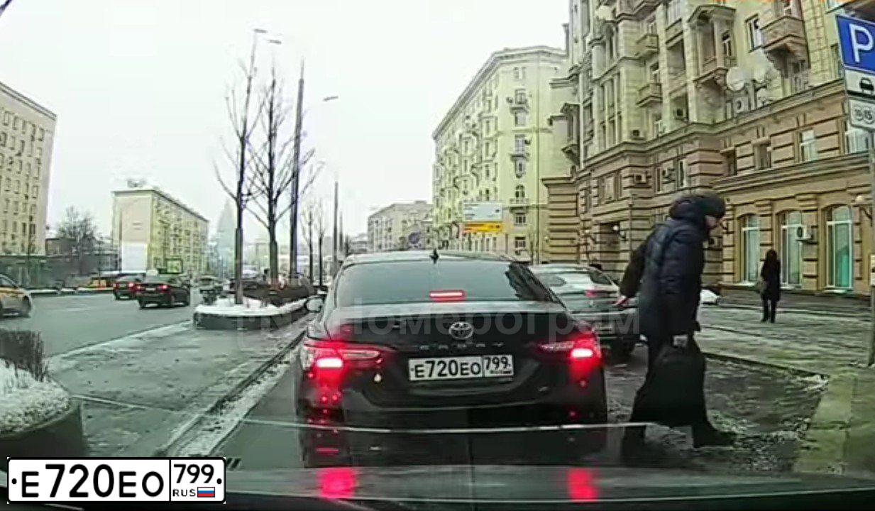 Фото автомобиля TOYOTA CAMRY, 2018 — госномер Е720ЕО799. Цвет: ЧЕРНЫЙ МЕТАЛЛИК