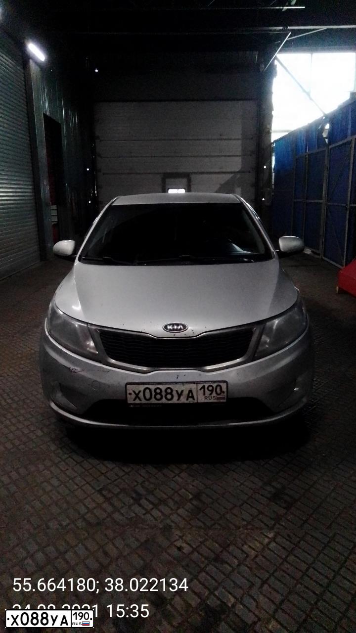 Фото автомобиля KIA RIO, 2012 — госномер Х088УА190. Цвет: СЕРЫЙ