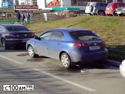 Фото автомобиля CHEVROLET LACETTI, 2007 — госномер С100АМ199. Цвет: синий