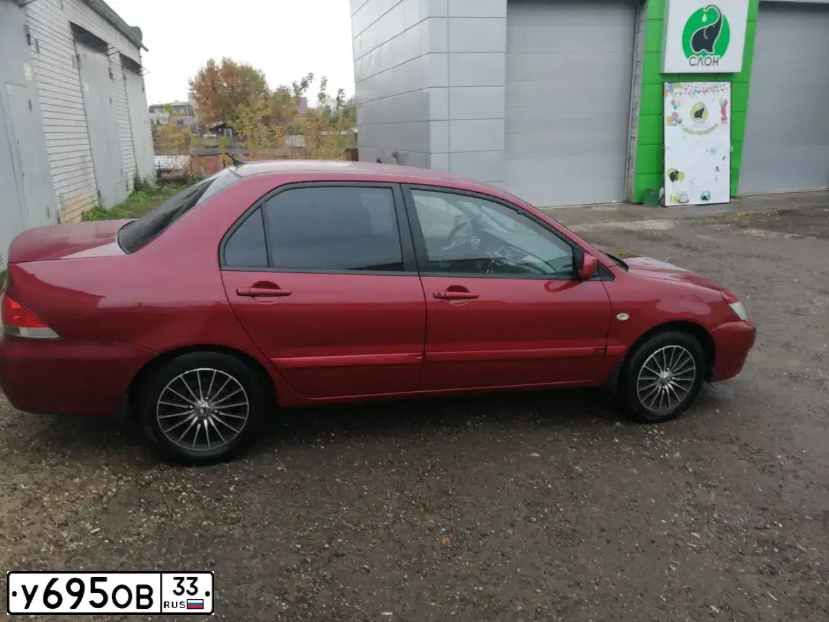 Фото автомобиля MITSUBISHI LANCER, 2005 — госномер Е252УА33. Цвет: Красный