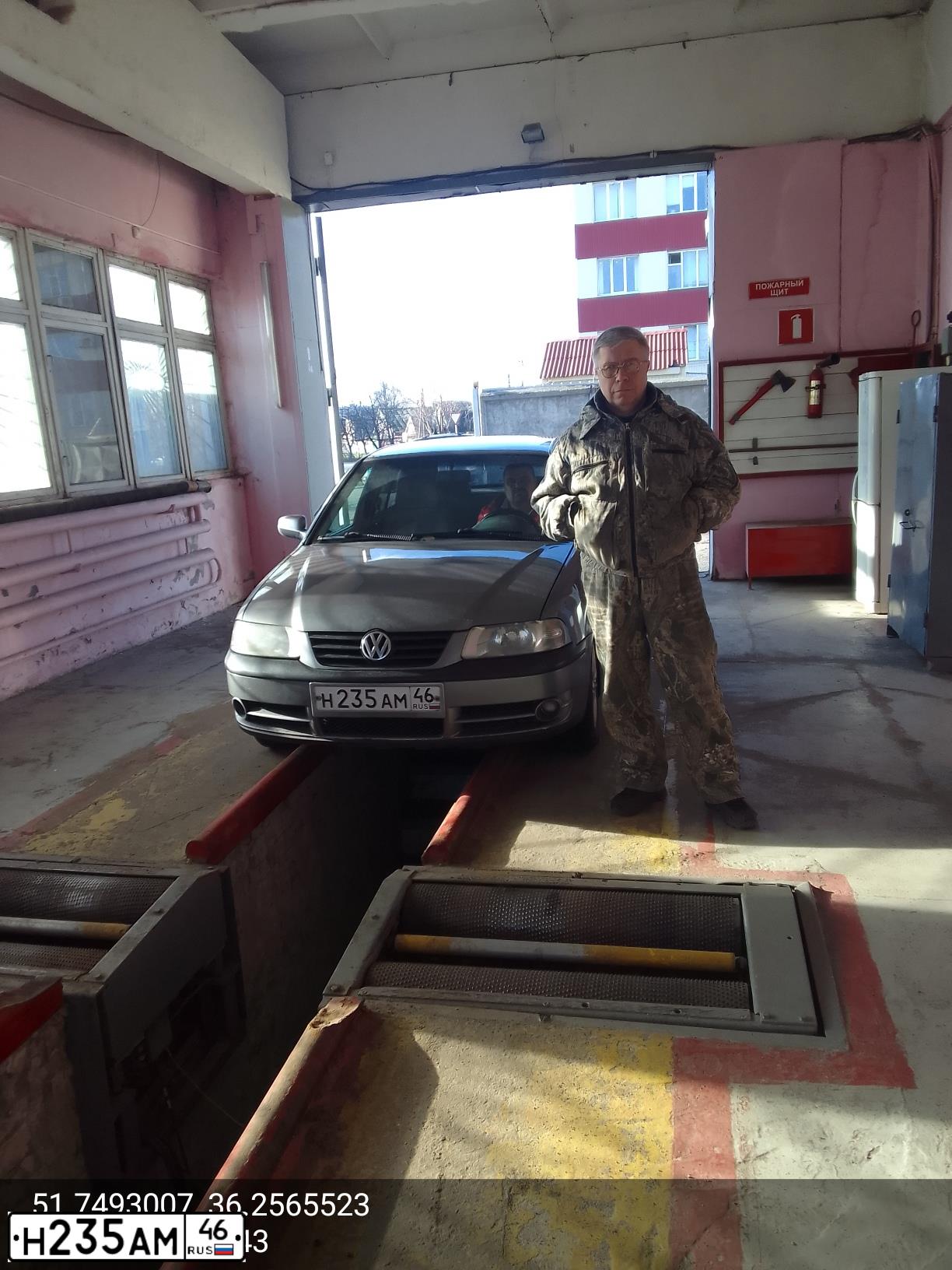Фото автомобиля VOLKSWAGEN POINTER, 2005 — госномер Н235АМ46. Цвет: СЕРЫЙ