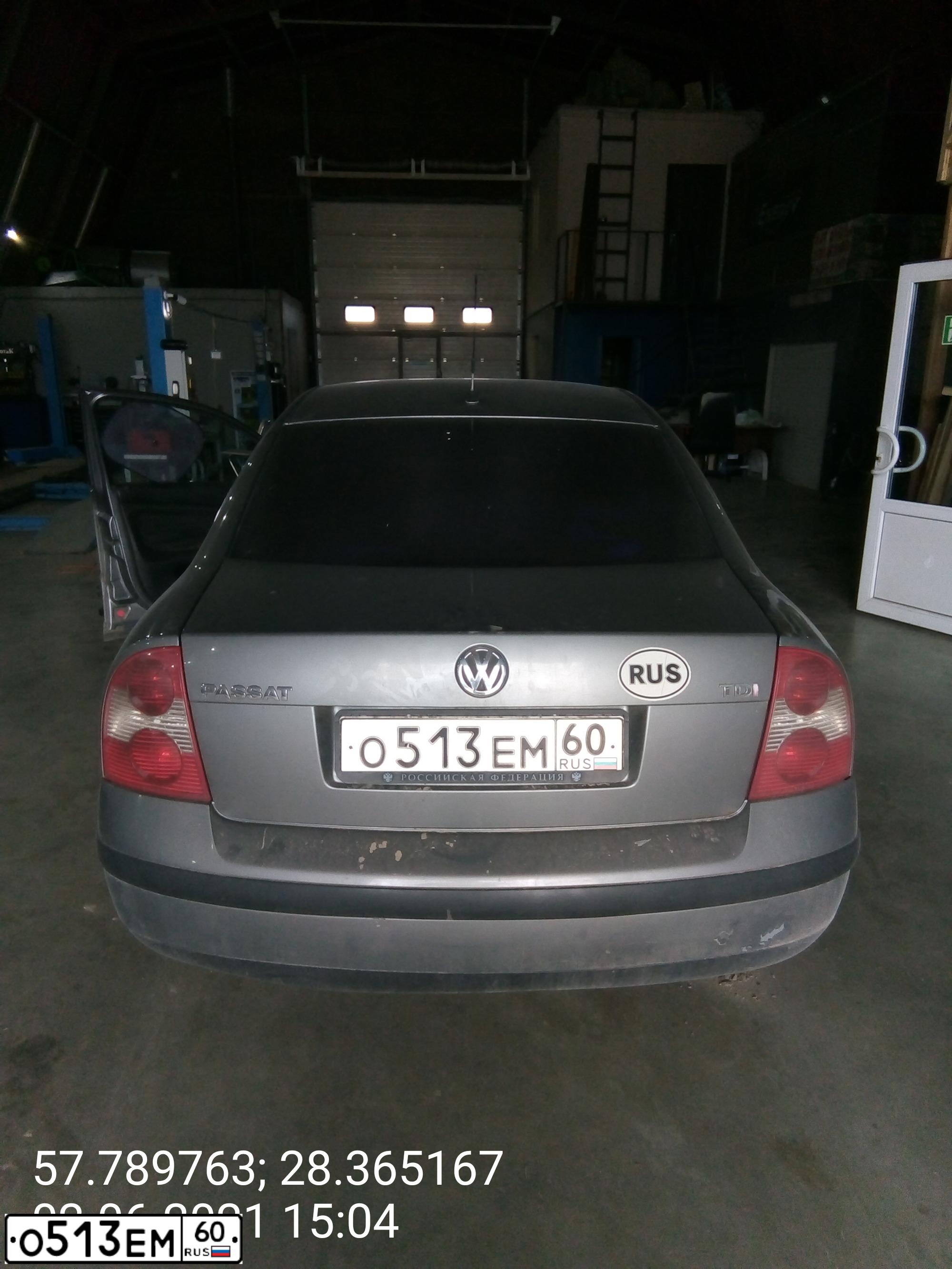 Фото автомобиля VOLKSWAGEN PASSAT, 2003 — госномер О513ЕМ60. Цвет: СЕРЫЙ