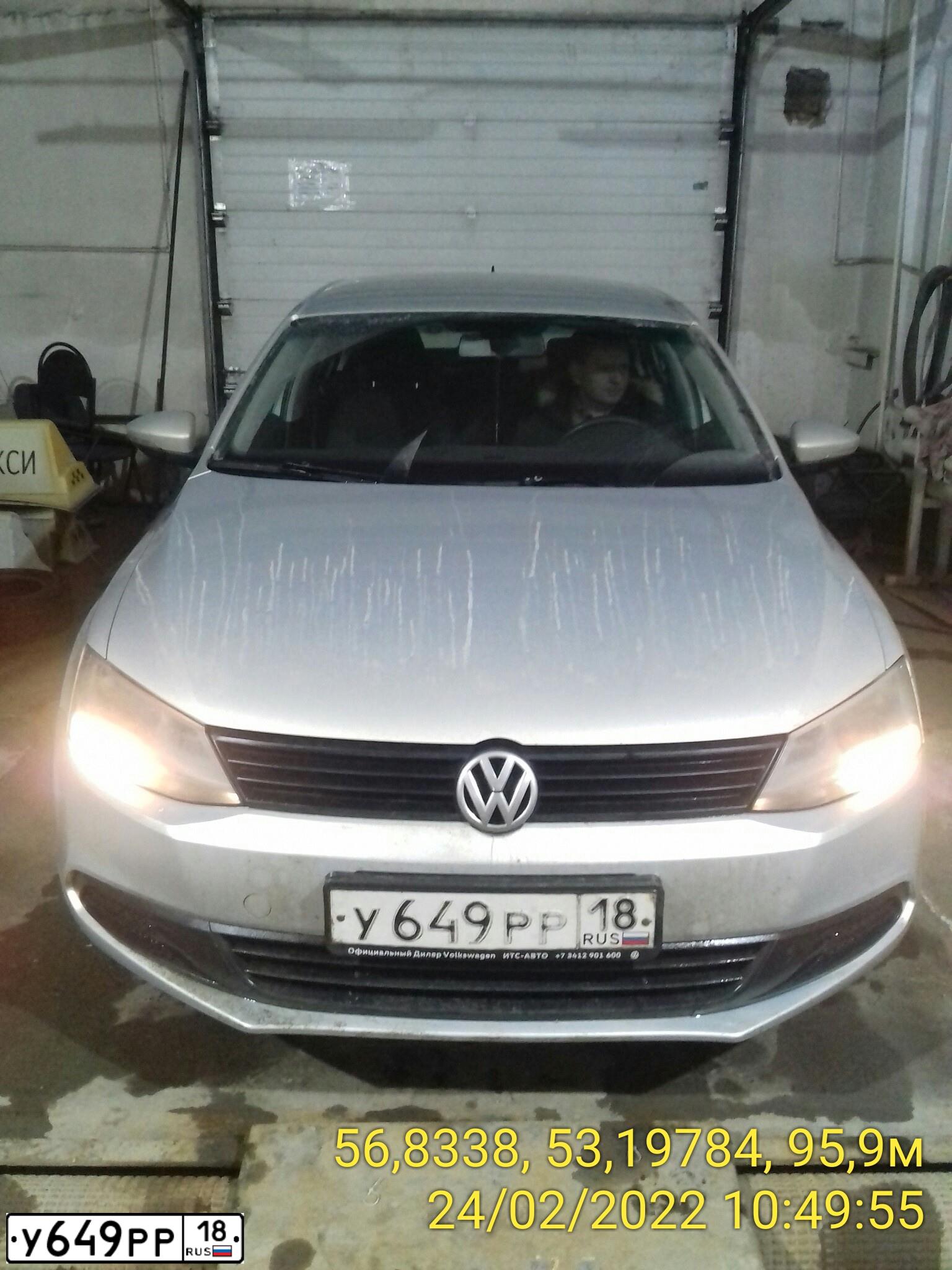 Фото автомобиля VOLKSWAGEN JETTA, 2014 — госномер У649РР18. Цвет: СЕРЕБРИСТО-ЖЕЛТЫЙ