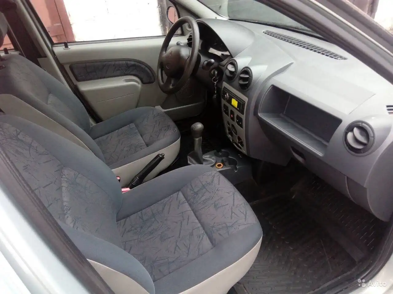 Фото автомобиля RENAULT LOGAN, 2005 — госномер Т849КМ59. Цвет: СЕРЫЙ