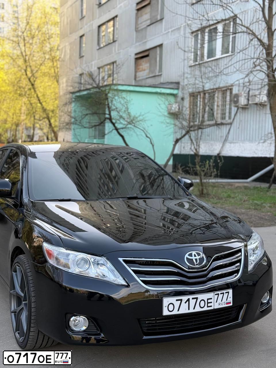 Фото автомобиля TOYOTA CAMRY, 2009 — госномер О717ОЕ777. Цвет: ЧЕРНЫЙ