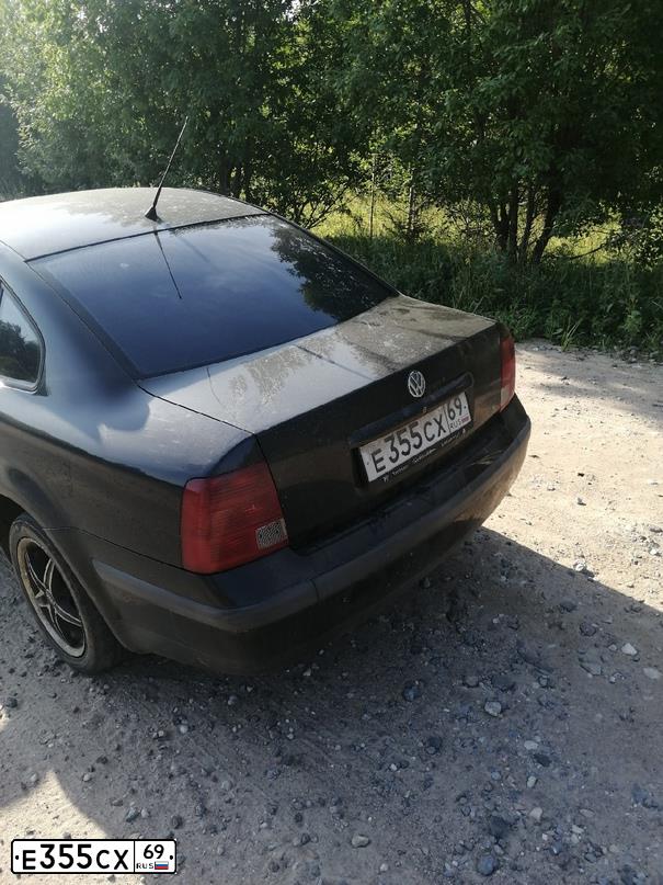 Фото автомобиля VOLKSWAGEN PASSAT, 1998 — госномер Е281ХТ53. Цвет: ЧЕРНЫЙ