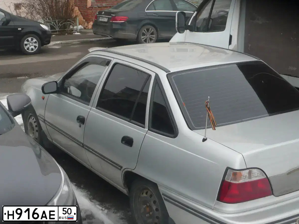 Фото автомобиля DAEWOO NEXIA, 2004 — госномер Е707ХХ790. Цвет: СЕРЕБРИСТЫЙ
