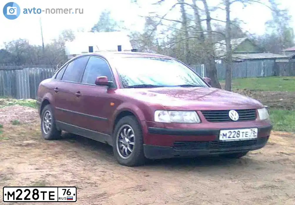 Фото автомобиля VOLKSWAGEN PASSAT, 1998 — госномер М228ТЕ76. Цвет: ВИШНЕВЫЙ