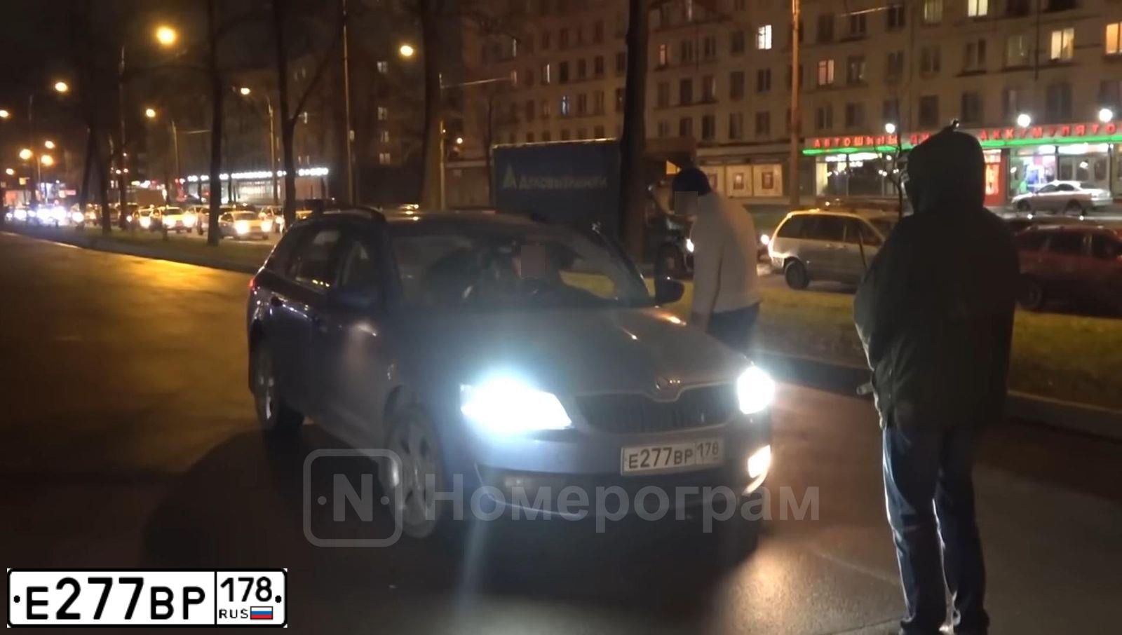 Фото автомобиля SKODA OCTAVIA, 2010 — госномер А505ЕА198. Цвет: ТЕМНО-СЕРЫЙ