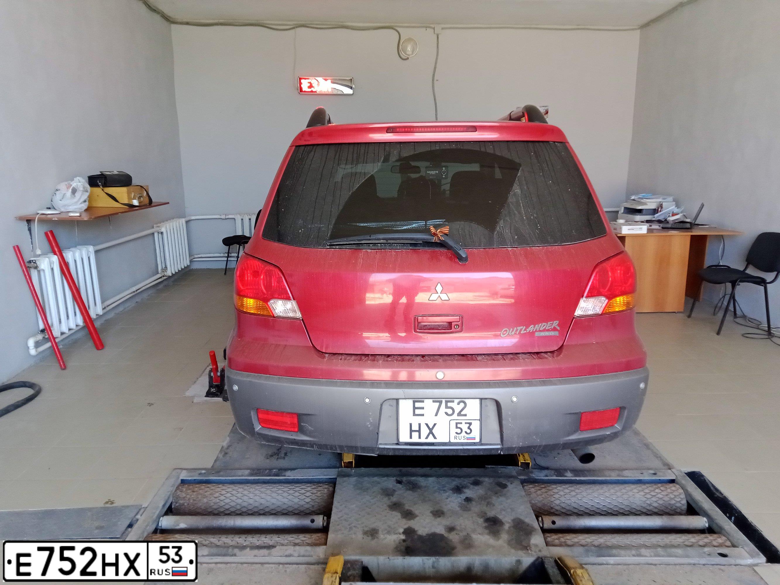 Фото автомобиля MITSUBISHI OUTLANDER, 2002 — госномер Е752НХ53. Цвет: ВИШНЕВЫЙ