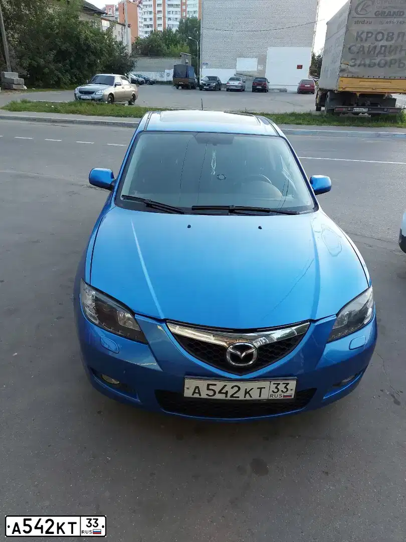 Фото автомобиля MAZDA 3, 2006 — госномер О985АО790. Цвет: СВЕТЛО-СИНИЙ