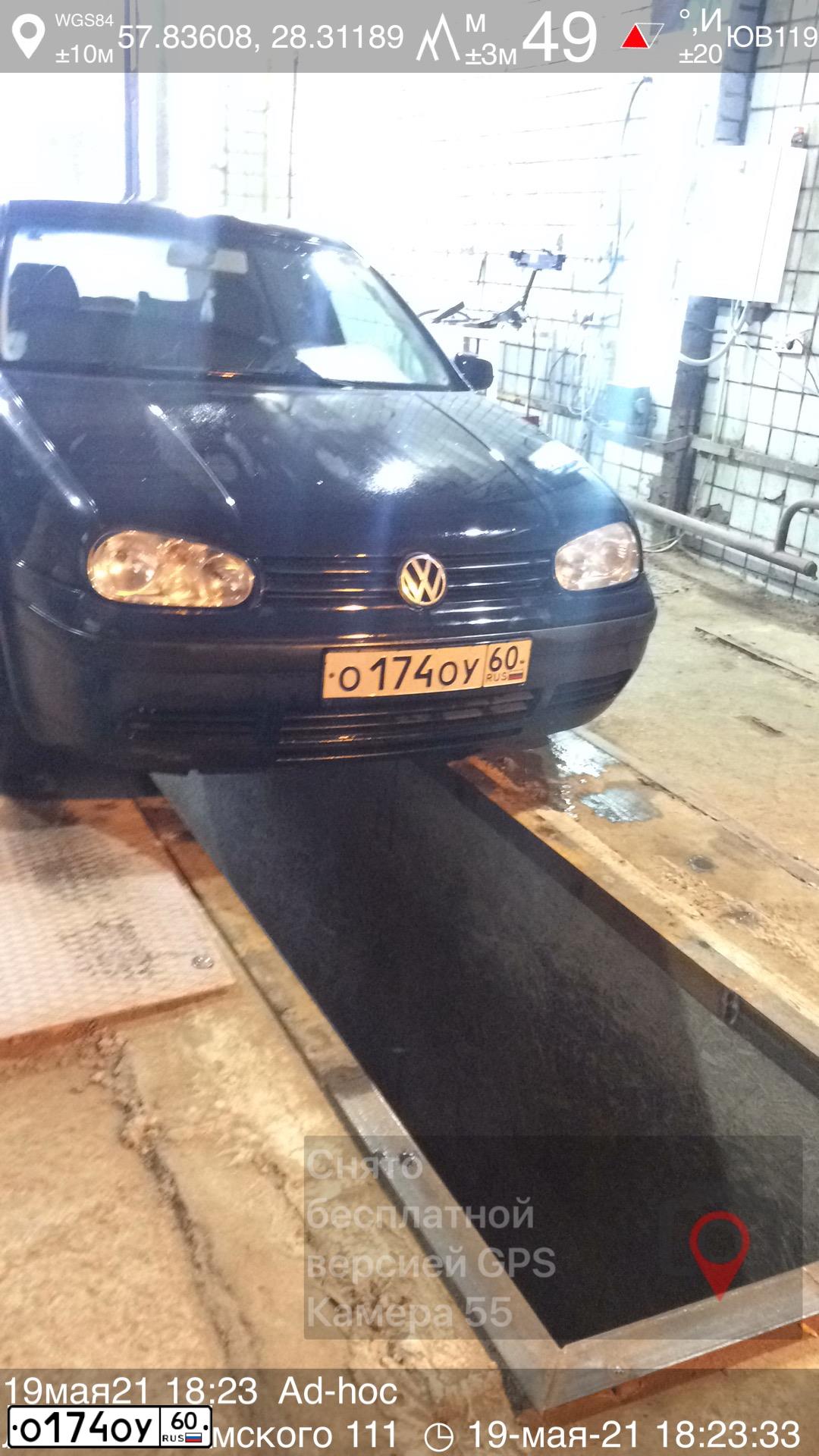 Фото автомобиля VOLKSWAGEN GOLF, 2000 — госномер М154УУ60. Цвет: СИНИЙ