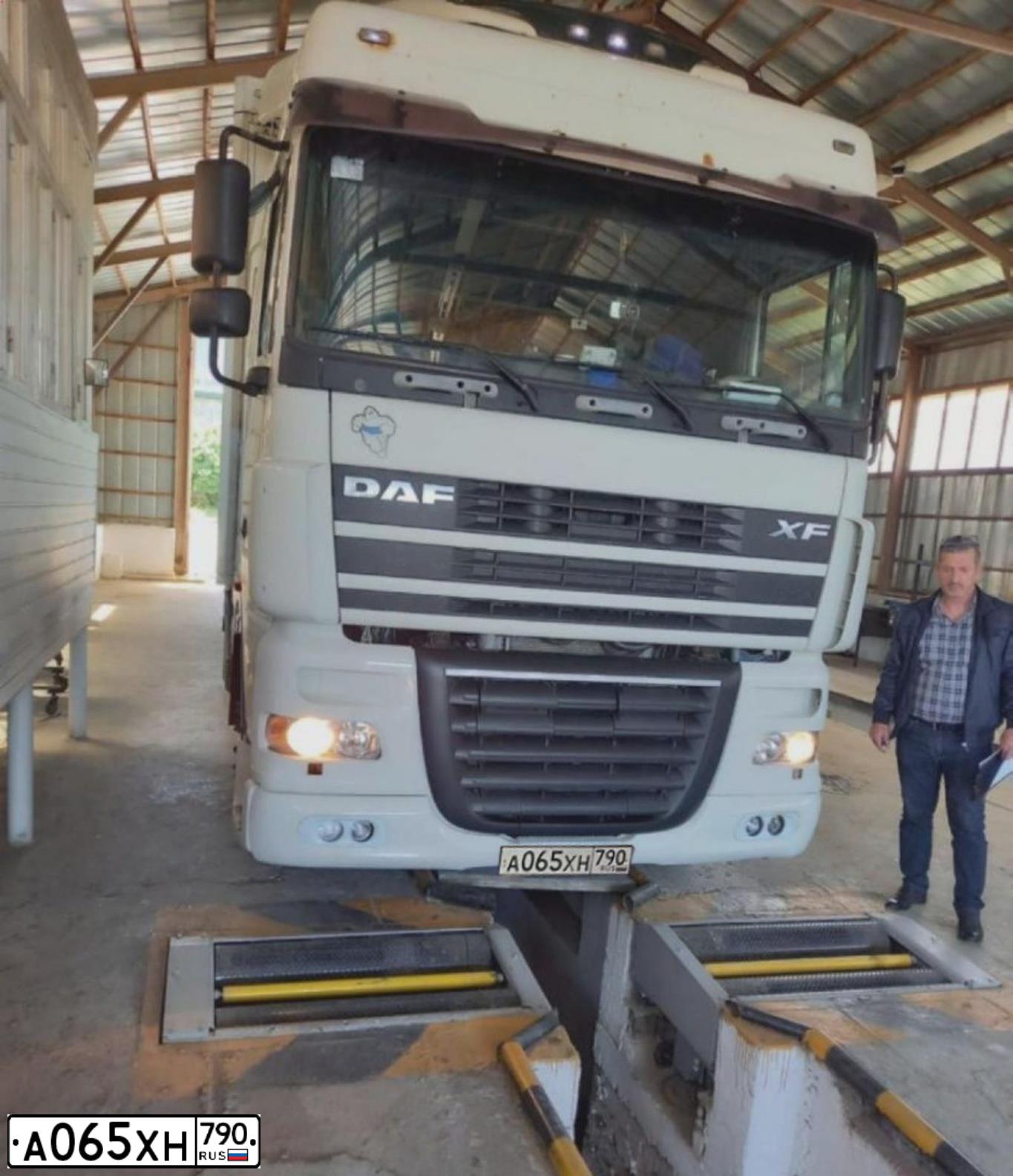 Фото автомобиля DAF XF 95 FT /4X2/, 1992 — госномер Т471ТР797. Цвет: Белый