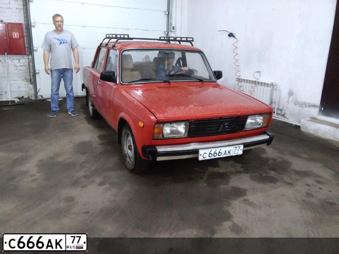 Фото автомобиля VAZ 2105 LADA, 1985 — госномер С666АК77. Цвет: КРАСНЫЙ