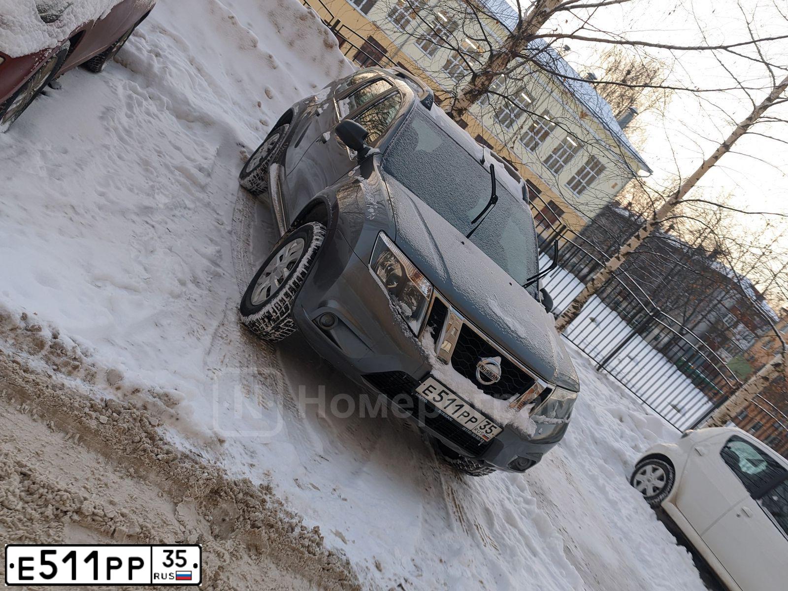 Фото автомобиля NISSAN TERRANO, 2015 — госномер Е511РР35. Цвет: СЕРЫЙ