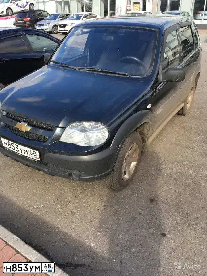 Фото автомобиля CHEVROLET NIVA, 2011 — госномер Н853УМ68. Цвет: Черно-синий металлик