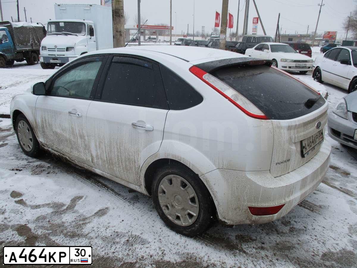 Фото автомобиля FORD FOCUS, 2010 — госномер М435КВ30. Цвет: БЕЛЫЙ