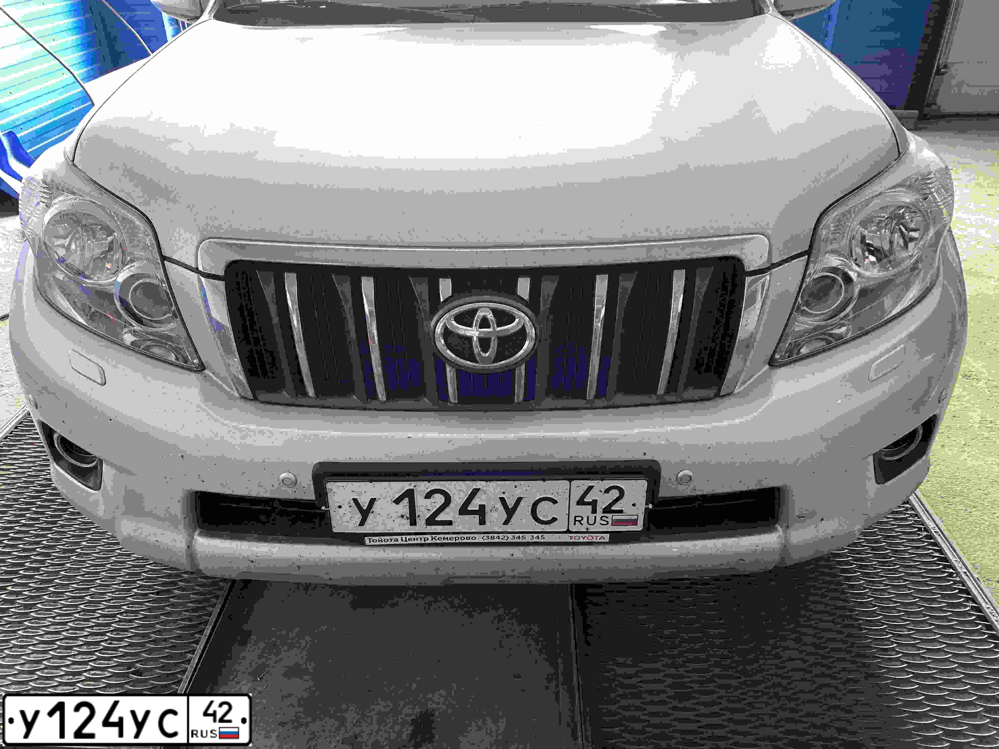 Фото автомобиля TOYOTA LANDCRUISER, 2013 — госномер У124УС42. Цвет: серебристый