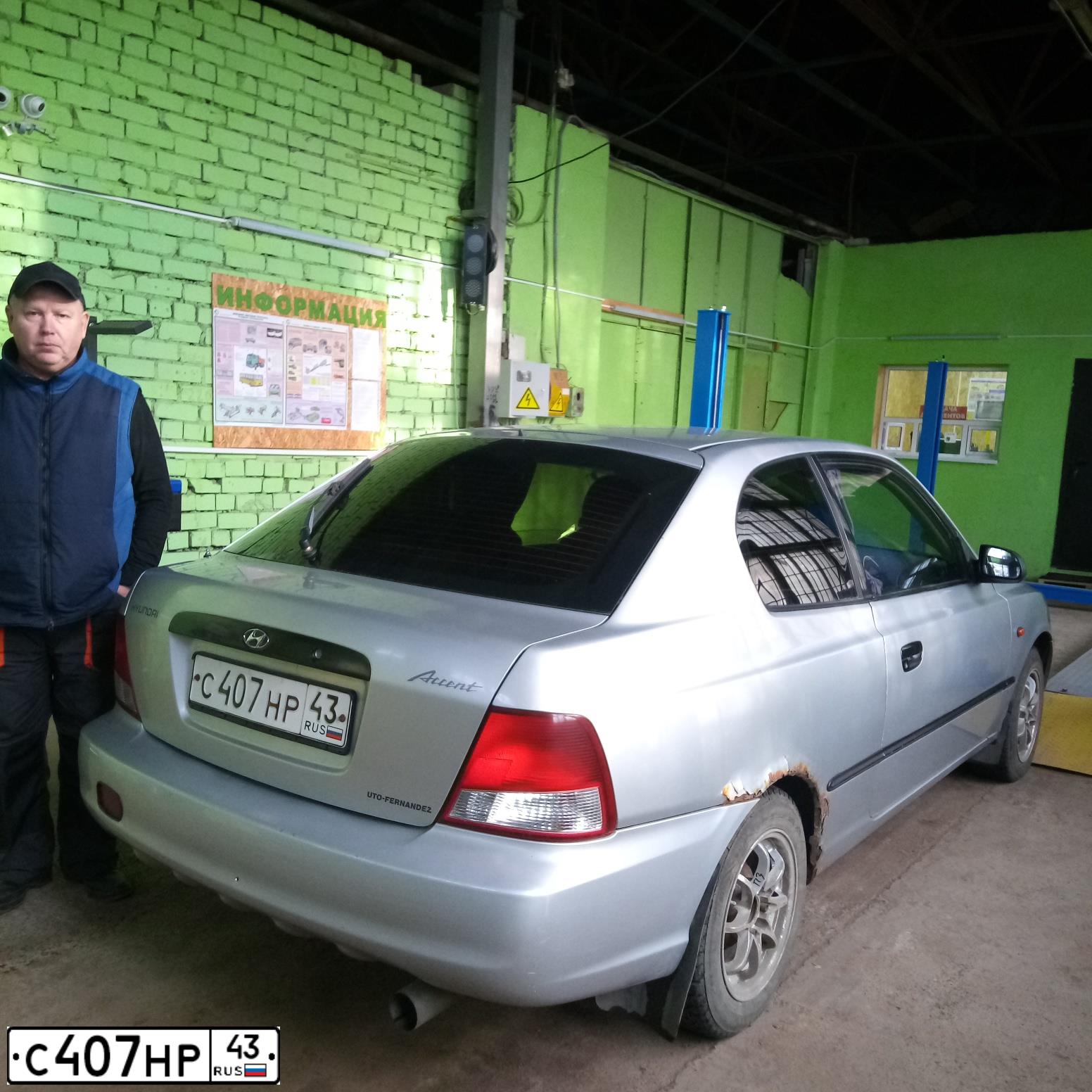 Фото автомобиля HYUNDAI ACCENT, 2001 — госномер У304МК43. Цвет: СЕРЕБРИСТЫЙ