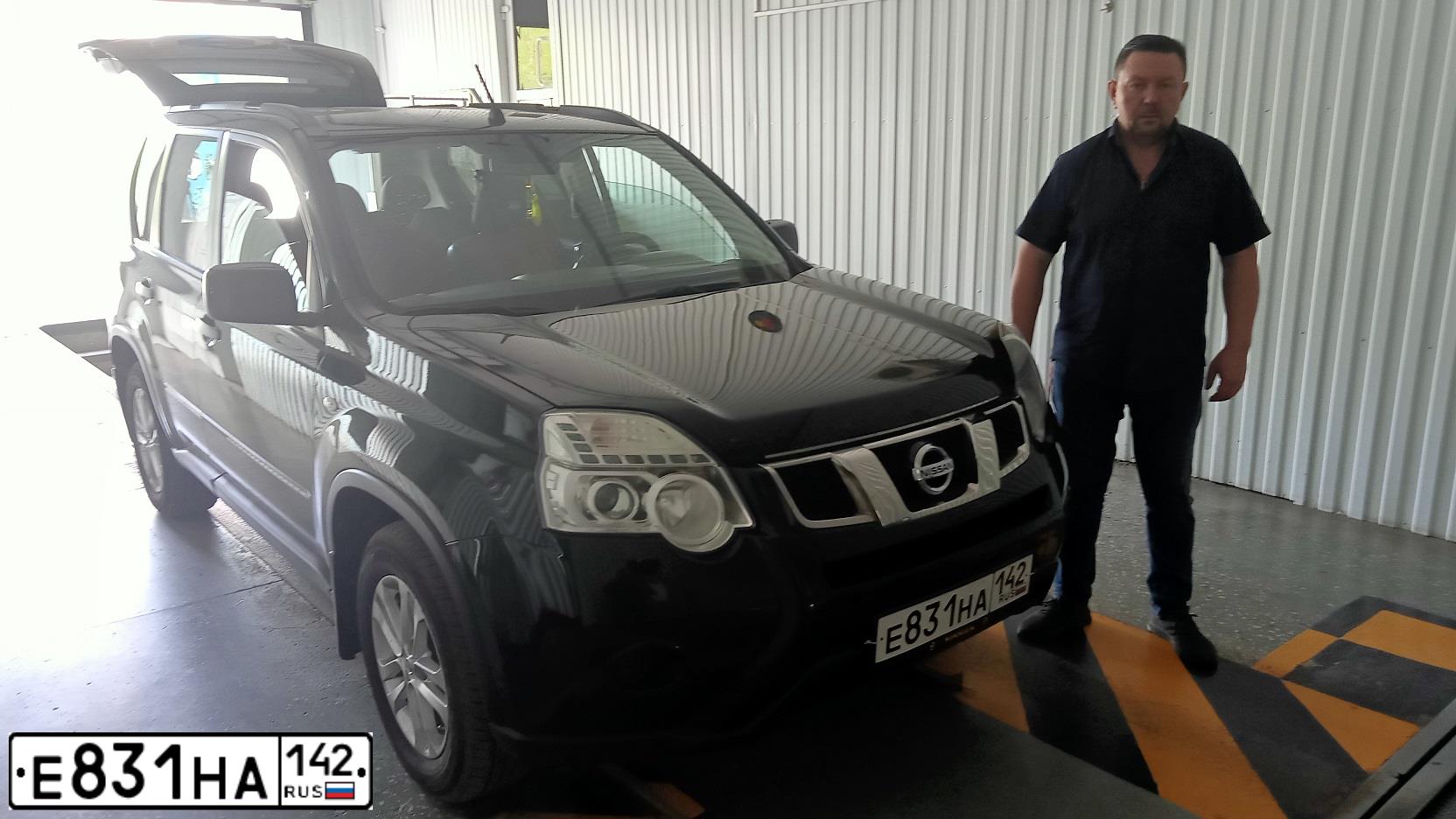 Фото автомобиля NISSAN X-TRAIL, 2013 — госномер Е831НА142. Цвет: ЧЕРНЫЙ