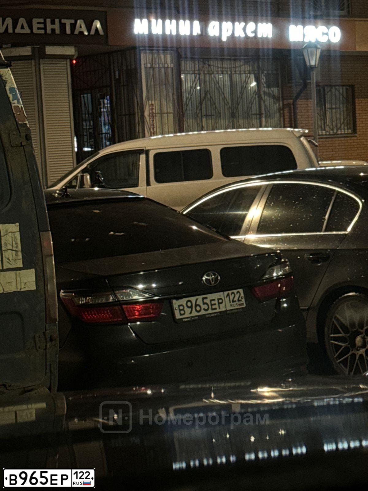 Фото автомобиля TOYOTA CAMRY, 2018 — госномер В965ЕР122. Цвет: ЧЕРНЫЙ МЕТАЛЛИК