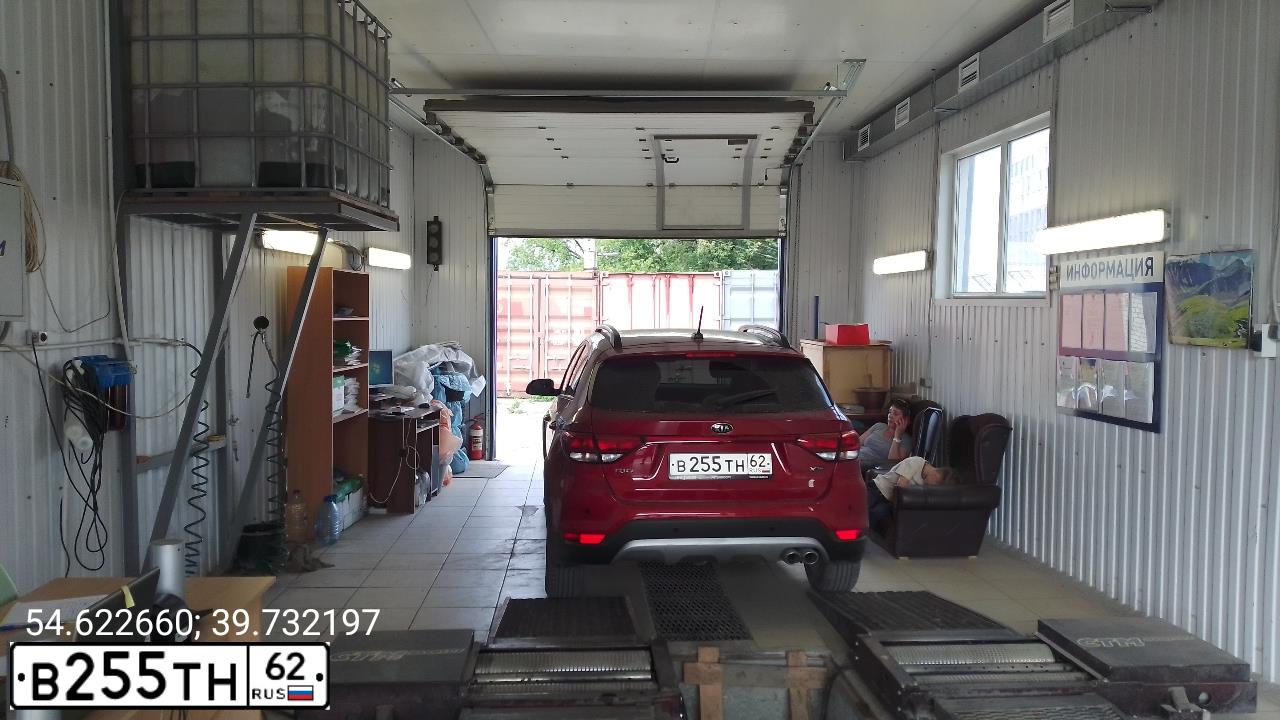 Фото автомобиля KIA RIO, 2017 — госномер Н595РТ750. Цвет: Красный