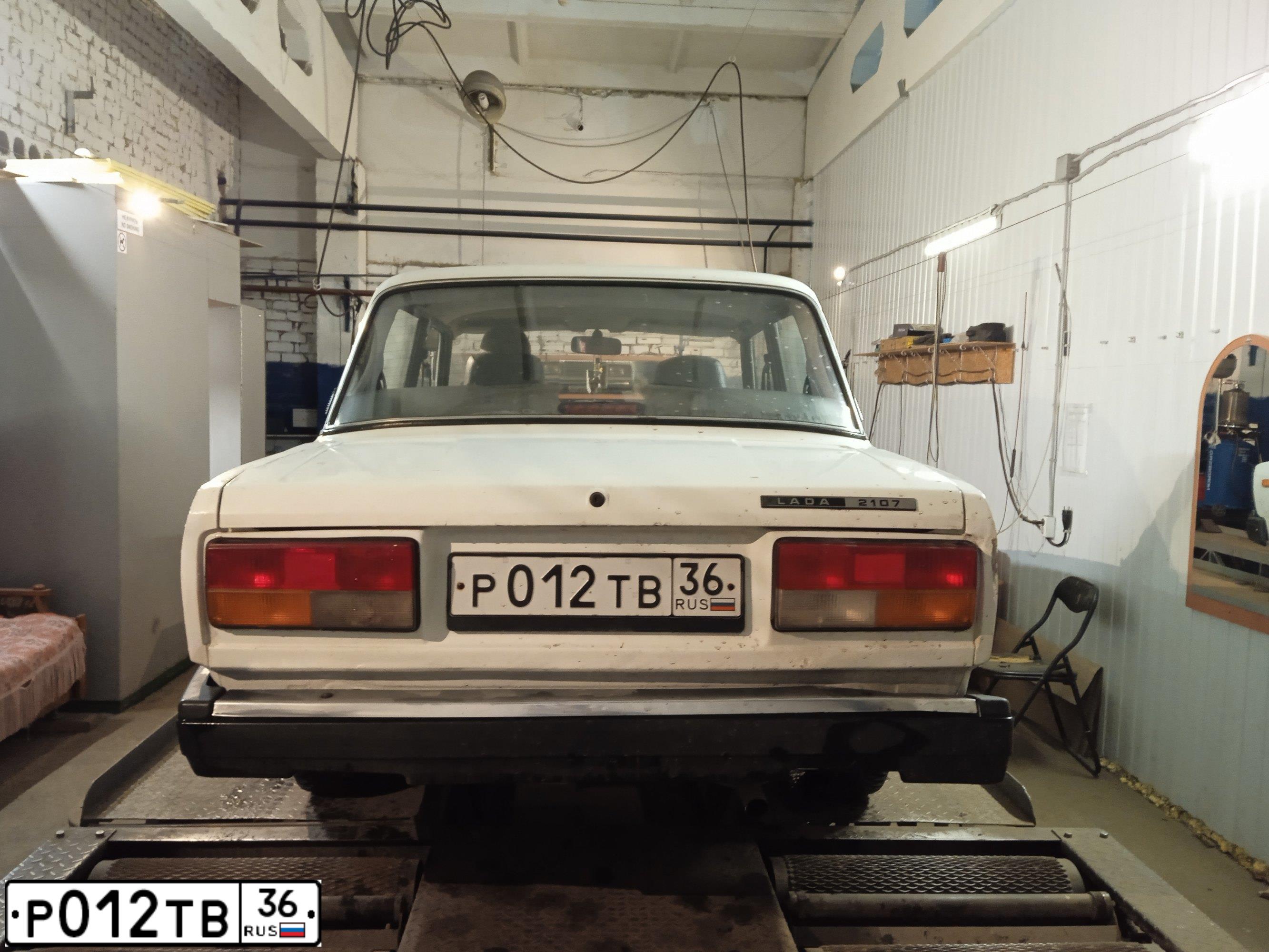 Фото автомобиля LADA 2107, 2011 — госномер Р012ТВ36. Цвет: Белый