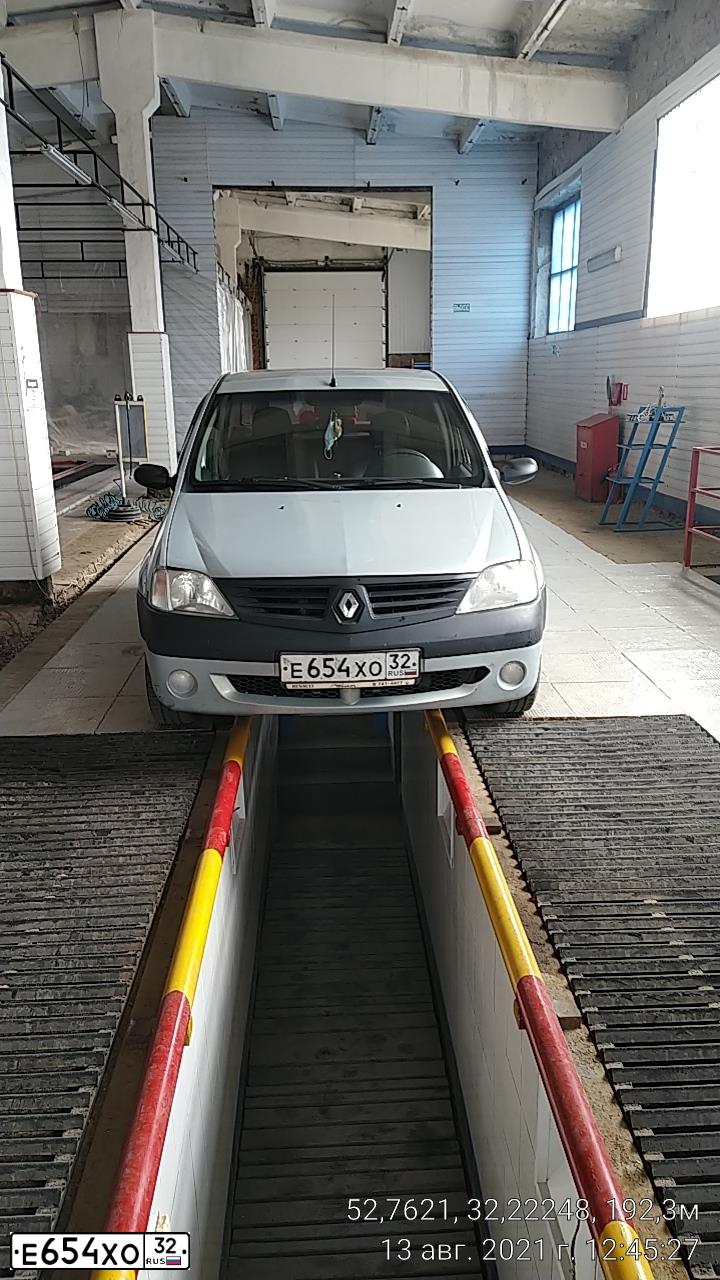 Фото автомобиля RENAULT LOGAN, 2007 — госномер Е654ХО32. Цвет: СЕРЫЙ