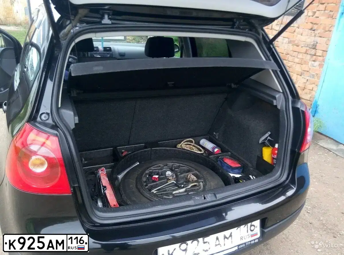 Фото автомобиля VOLKSWAGEN GOLF, 2005 — госномер Е898ЕС11