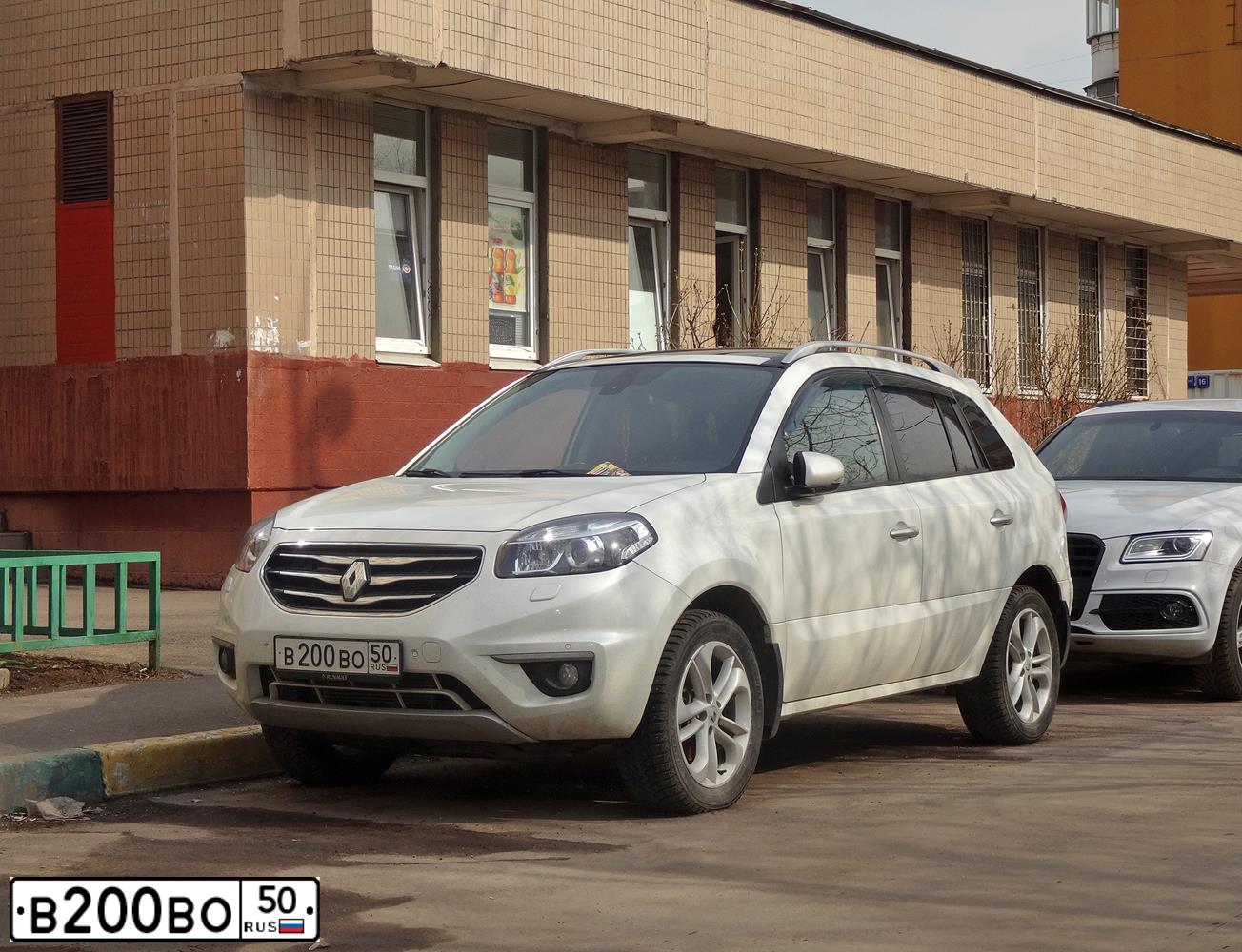 Фото автомобиля RENAULT KOLEOS, 2013 — госномер К370РТ799. Цвет: Белый